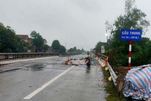 Tông vào rào chắn công trình trên quốc lộ 1, một người đàn ông tử vong