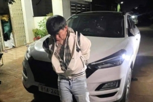 Hai đối tượng sa lưới, khi thực hiện hành vi đập kính xe ô tô để trộm