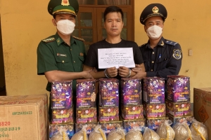 Tạm giữ phương tiện vận chuyển 556,6 kg pháo hoa nổ nhập lậu