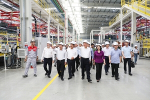 Phó Thủ tướng Thường trực Chính phủ Nguyễn Hòa Bình thăm Nhà máy ô tô Thành Công Việt Hưng