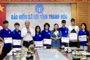 Thanh Hóa trao tặng thẻ BHYT và kinh phí hỗ trợ đóng BHYT cho người có hoàn cảnh khó khăn