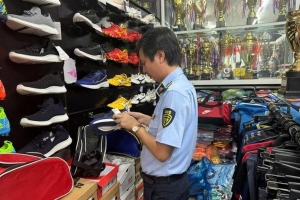 Tạm giữ hàng trăm sản phẩm giả mạo nhãn hiệu