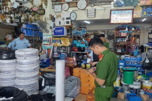 Nam Định tạm giữ trên 100 sản phẩm khóa cửa, đèn pha, đèn chùm vi phạm