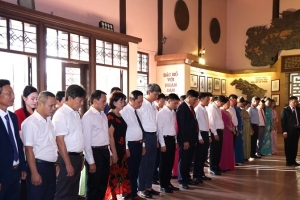 Hiệp hội Doanh nghiệp tỉnh Thanh Hóa dâng hương báo công với Chủ tịch Hồ Chí Minh