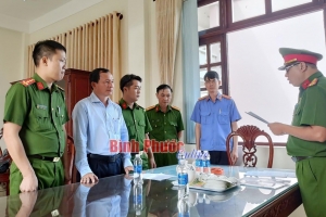 Khởi tố, bắt giam phó chủ tịch UBND huyện, trưởng phòng, chuyên viên