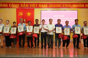 Vùng Cảnh sát biển 4 tuyên truyền, phổ biến pháp luật cho Nhân dân trên địa bàn xã Gành Dầu, TP Phú Quốc