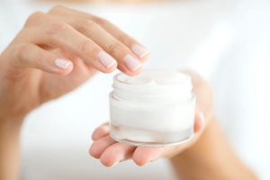 Thu hồi toàn quốc, tiêu hủy kem thoa mặt IQ Vitamin E Whitening Melasma không đạt chất lượng
