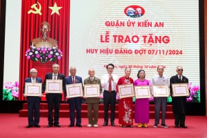 Quận Kiến An tổ chức Lễ trao tặng Huy hiệu Đảng đợt 07/11/2024