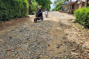Đường lên 2 xã vùng thượng Hà Tĩnh xuống cấp, hư hỏng trầm trọng