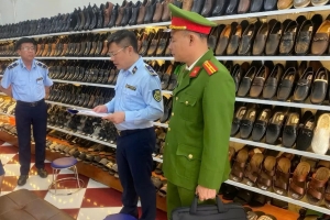Tạm giữ 33 đôi giày thể thao giả mạo nhãn hiệu