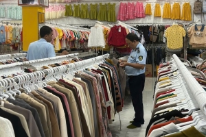 Vĩnh Long: Phạt hành chính hộ kinh doanh quần áo may sẵn, giày thể thao