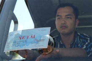 Công an TP. Hồ Chí Minh hướng dẫn dán phù hiệu, biển hiệu xe đúng quy định