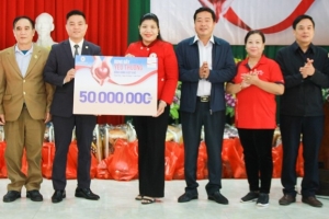 Thanh Hóa: Trao 100 suất quà cho người dân bị ảnh hưởng bởi thiên tai tại huyện Quan Sơn