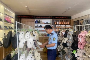 Kiểm tra, tạm giữ hơn 270 đôi dép có dấu hiệu giả mạo nhãn hiệu CROCS