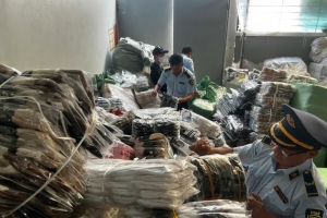 Quản lý thị trường Hà Nội tạm giữ trên 10.000 đôi tất giả mạo nhãn hiệu