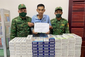 Bắt giữ đối tượng vận chuyển 1.000 bao thuốc lá trong đêm