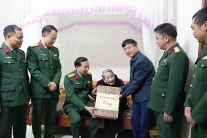 Tặng quà gia đình chính sách nhân kỷ niệm 80 năm Ngày thành lập QĐND Việt Nam