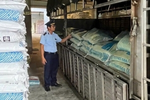 Buộc tiêu hủy gần 1,3 tấn phân bón không rõ nguồn gốc xuất xứ