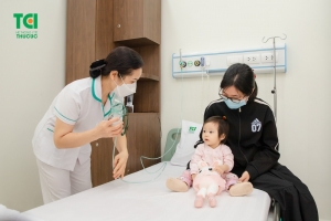 Khóc không ra tiếng, đi khám bé 1 tuổi phát hiện viêm thanh quản