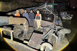 Tạm giữ tàu khai thác cát trái phép trên sông Hồng
