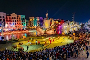 Không cần mua vé máy bay hay xin visa, giới trẻ đổ về phía Đông Hà Nội để “du ngoạn 5 châu”