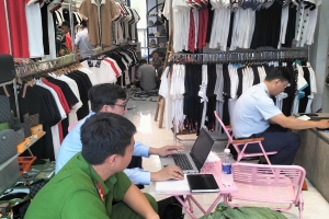 Tạm giữ lượng lớn quần áo không rõ nguồn gốc, xuất xứ dịp cận Tết