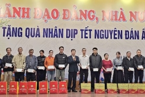 Chánh án TAND tối cao tặng quà Tết hộ nghèo và công nhân lao động tại Đà Nẵng