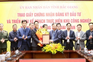 Bắc Giang: Trao giấy chứng nhận đăng ký đầu tư xây dựng KCN Xuân Cẩm - Hương Lâm