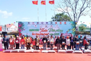 Lao Bảo: “Xuân Biên phòng-Ấm lòng dân bản”đến với người dân hai bên biên giới