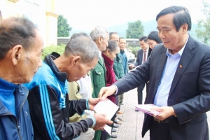 Chủ tịch Hội Người cao tuổi Việt Nam trao quà Tết cho các hoàn cảnh khó khăn tại Hà Tĩnh