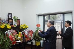 Tổng Bí thư Tô Lâm thắp hương tưởng niệm Tổng Bí thư Nguyễn Phú Trọng