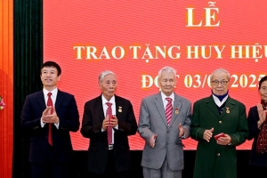 Thành uỷ Nam Định tổ chức trao tặng Huy hiệu Đảng