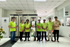 Hoa hậu Nguyễn Thanh Hà trao quà Tết cho công nhân môi trường