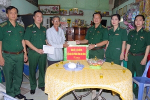 Bộ Chỉ huy Bộ đội Biên phòng tỉnh An Giang thăm, chúc Tết Mẹ Việt Nam anh hùng Nguyễn Thị Lựu