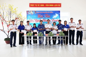 Cán bộ, chiến sĩ Bộ Tư lệnh Vùng Cảnh sát biển 3 trổ tài gói bánh chưng
