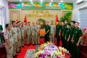 Ty Công an tỉnh Prey Veng, thăm và chúc tết Bộ đội Biên phòng tỉnh Long An