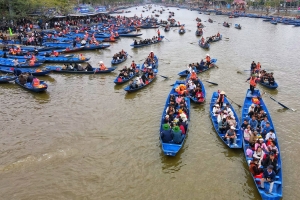 Hà Nội: Gần 4.000 đò, xuồng phục vụ du khách đến lễ hội chùa Hương năm 2025