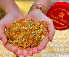 Giá vàng hôm nay 4/3: Đồng loạt bật tăng trở lại