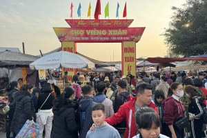 Hàng nghìn người đổ về chợ Viềng đầu xuân