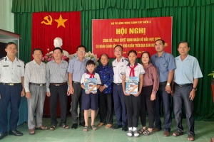Bộ Tư lệnh Vùng Cảnh sát Biển 3 nhận đỡ đầu con ngư dân tại tỉnh Bến Tre