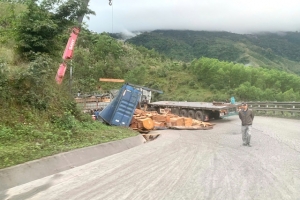 Cửa khẩu quốc tế La Lay: Kịp thời hổ trợ xe đầu kéo bị lật, thông tuyến quốc lộ 15D