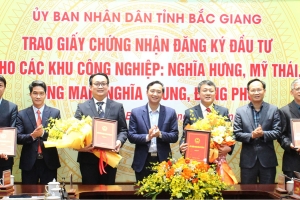 Bắc Giang: Trao Giấy chứng nhận đăng ký đầu tư cho 4 chủ đầu tư các khu công nghiệp
