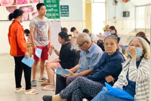 TP. Hồ Chí Minh: Nhu cầu tiêm vắc-xin cúm tăng cao, nhiều loại thuốc tăng giá, hết hàng