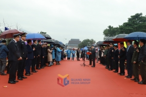 Du khách và cư dân biên giới xuất nhập cảnh qua cặp cửa khẩu Hoành Mô - Động Trung
