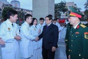 Thủ tướng: Phát huy vai trò đặc biệt, truyền thống vẻ vang "vừa là chiến sĩ vừa là bác sĩ"