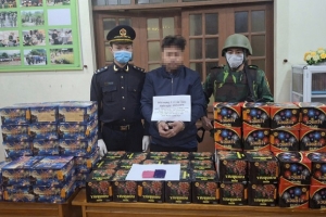 Bắt giữ một đối tượng vận chuyển pháo hoa nổ và ma túy qua biên giới