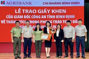 Bình Định: Giao dịch viên Agribank được khen thưởng về thành tích trong phong trào Bảo vệ an ninh Tổ quốc