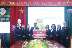 Agribank Lạng Sơn trao tặng Bệnh viện Đa khoa tỉnh 50 triệu đồng, để mua sắm thiết bị y tế