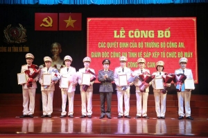 Công an Hà Tĩnh công bố các quyết định về tổ chức bộ máy và công tác cán bộ