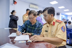 Nhận hồ sơ cấp đổi giấy phép lái xe vào ngày cuối tuần từ ngày 8/3